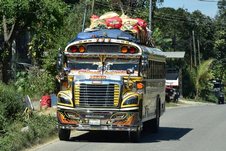 Noch ein ’Chicken Bus’ unterwegs in Tal des Rio Seleguá