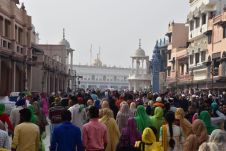 Viel Fussgängerverkehr auf der Golden Temple Road