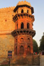 Eckturm an der Rückwand der Qila-i-Kuhna Moschee