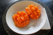 Leckere Mangos im Frühstücksteller