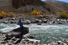 Thomas wirft einen Stein über den Pamir nach Afghanistan hinüber