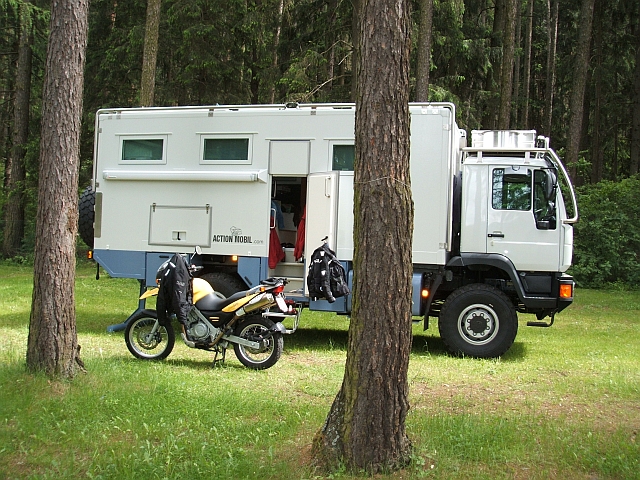 Asterix mit Obelix auf einer Campingplatz Waldlichtung im Südtirol (Italien)
