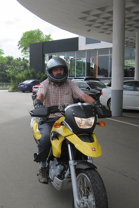 Thomas und Asterix sind zurück von der Testfahrt ohne Spiegel und Windschutzscheibe... (Umhlanga Rocks, Südafrika)