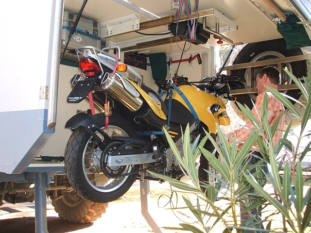 Fès, Marokko: Asterix wird aus der Obelix Garage “abgeseilt“