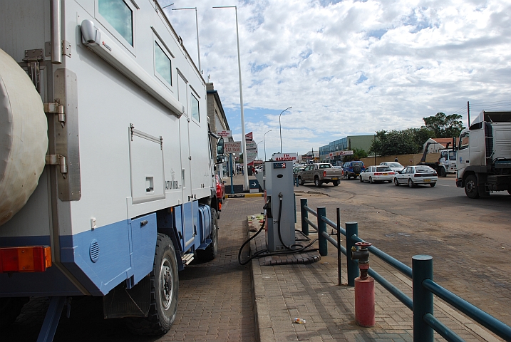 Obelix an einer Tankstelle in Gaborone (Botswana)