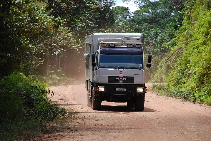 Auf dieser tollen Urwaldpiste im Zentrum Gabuns gefällt es Obelix