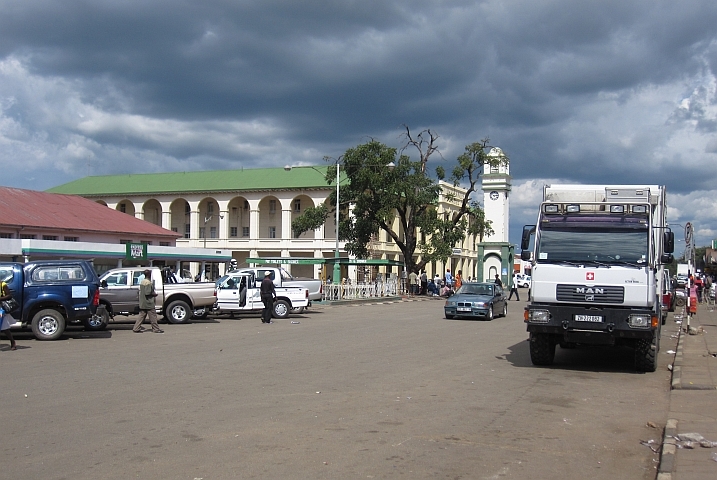 In Gweru kann Obelix für einmal schön mitten in der Stadt parkieren (Simbabwe)