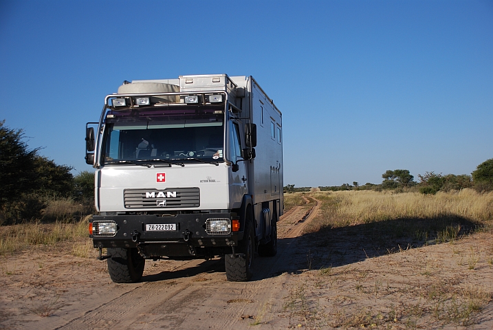 Obelix auf der Piste zum Kgalagadi Nationalpark in Botswana