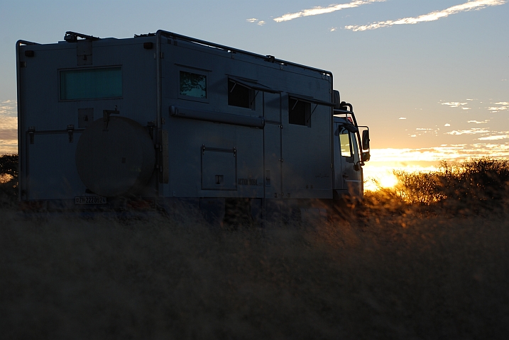 Obelix bei Sonnenuntergang neben der Piste im Bushcamp auf dem Weg zum Kgalagadi Nationalpark in Botswana