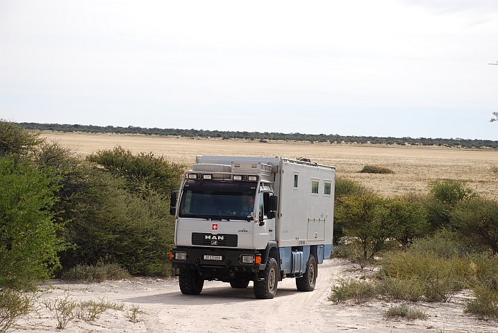 Obelix vor der Bosobogolo Pfanne im Kgalagadi Nationalpark in Botswana