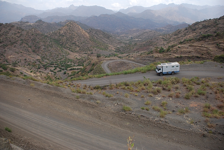 Obelix auf staubiger Gebirgspiste im Äthiopischen Hochland