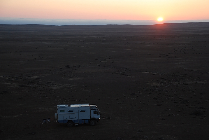 Obelix bei Sonnenuntergang in der Weite des Kaokovelds (Namibia)