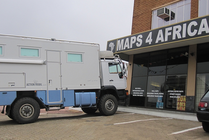 Obelix vor dem Maps 4 Africa Shop in Johannesburg (Südafrika)