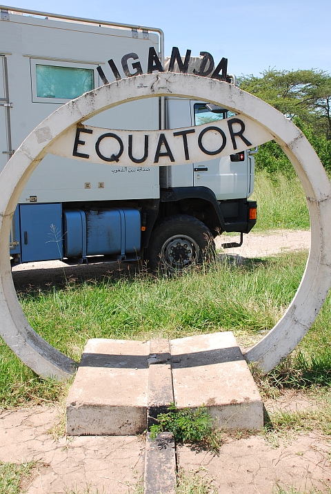 Obelix überquert in Uganda zum sechsten Mal den Äquator