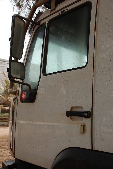 Obelix ganz schön schmutzig am Strand von Kafountine (Senegal)