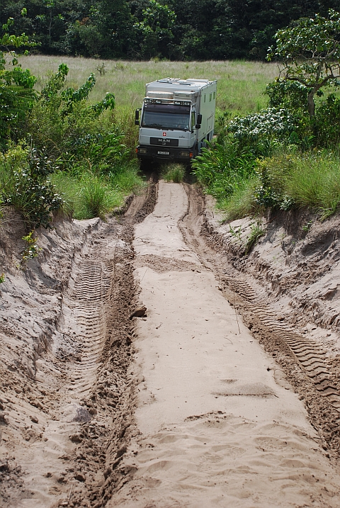 Wenn Thomas den Reifendruck rechtzeitig reduziert hätte, hätte Obelix diese sandige Rampe im Léfini-Reservat im Kongo spielend im ersten Versuch erklommen