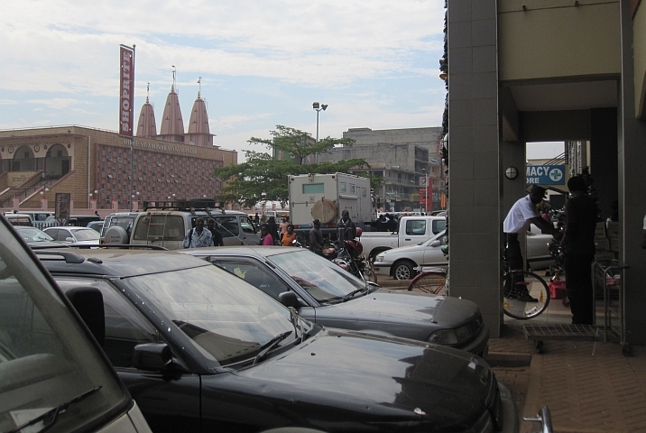 Obelix auf einem ziemlich engen und überfüllten Parkplatz in Kampala (Uganda)