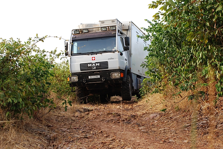 Obelix fährt in Guinea über Stock und Stein