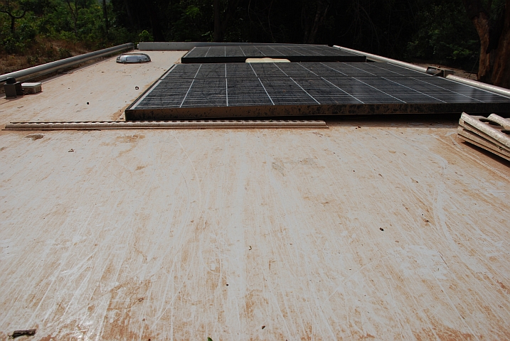 Das Dach von Obelix ist sehr schmutzig von all den Ästen, die darüber geschleift sind (Guinea)