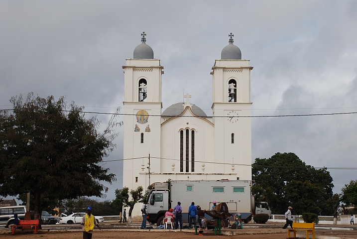 Obelix vor der Kathedrale in Nampula (Mosambik)