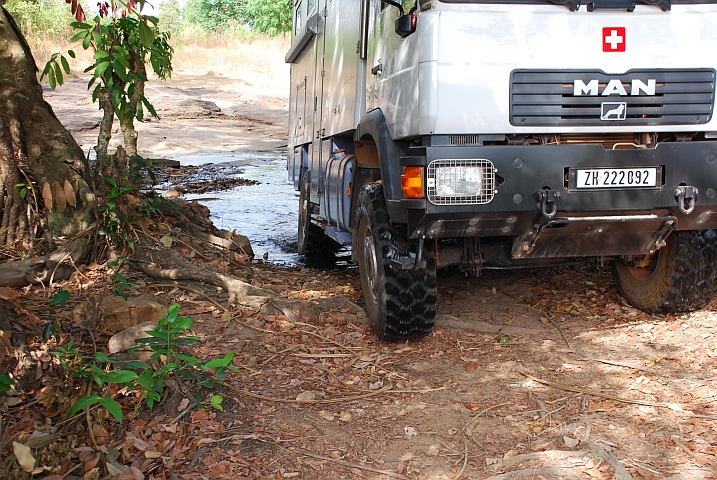 Ein kleines Fussbad hält die Reifen von Obelix kühl... (Guinea)