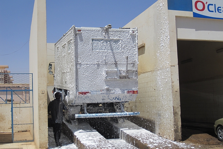 Obelix wird in der Waschbox tüchtig eingeseift (Khartoum)