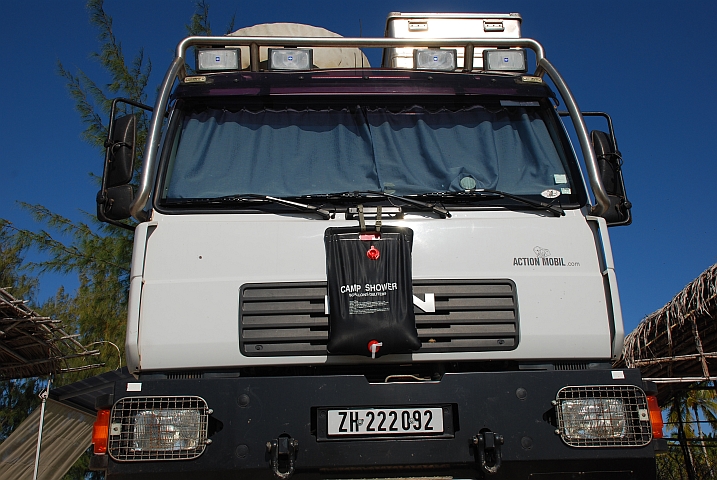 Obelix mit unserem Duschsack auf der “Nase“ (Cabaceira Pequena, Mosambik)