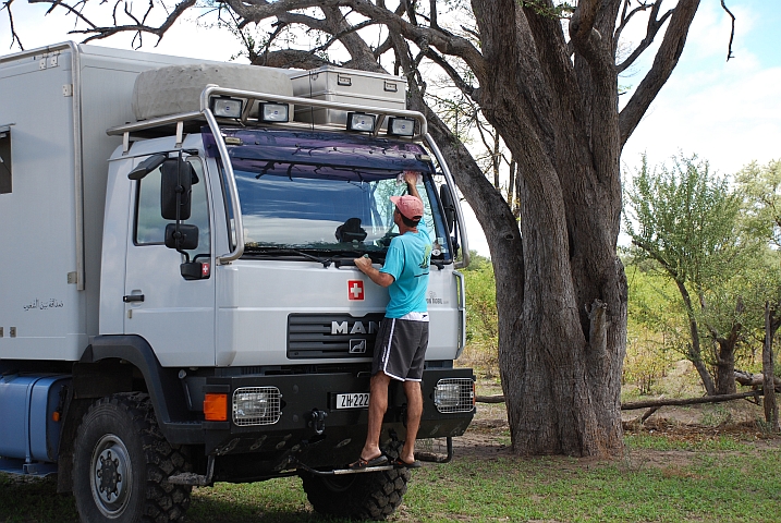 Thomas putzt Obelix’ Windschutzscheibe (Mababe, Botswana)