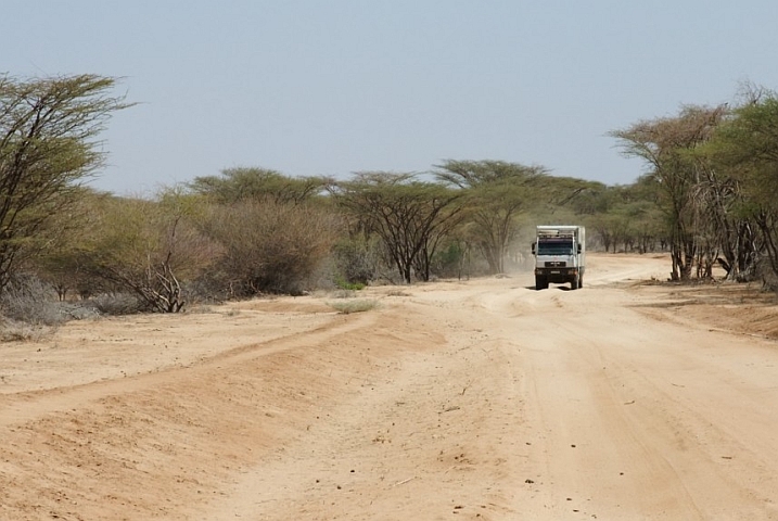 Obelix unterwegs auf sandigen Pisten im Norden von Kenia