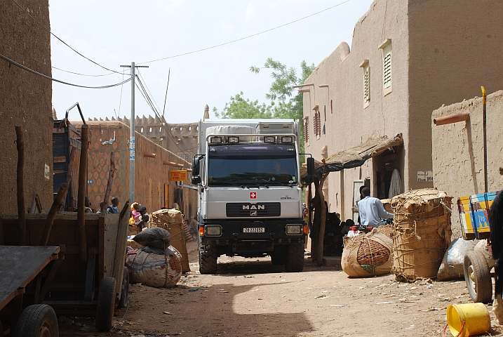Obelix muss sich ganz schön schlank machen durch die schmalen Gassen von Djenné (Mali)
