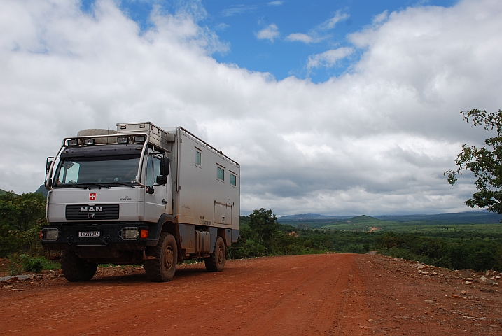 Obelix auf einer Lateritpiste in der Serra do Humbe im Zentrum Angolas