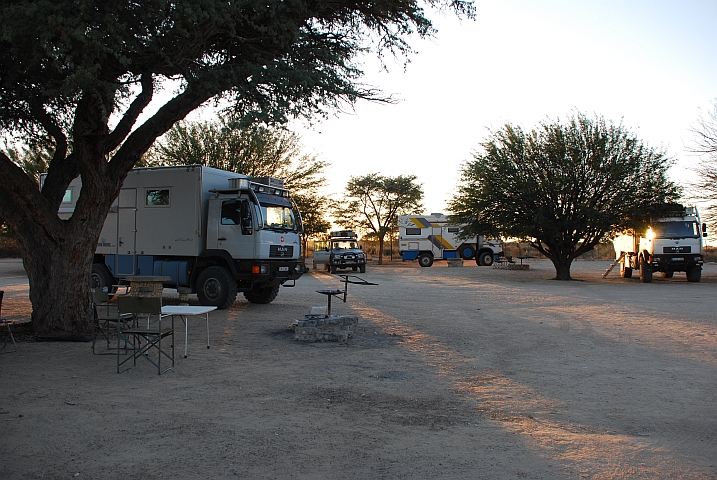 Obelix mit zwei anderen grossen Wohnmobilen im Camp in Nossob (Südafrika)