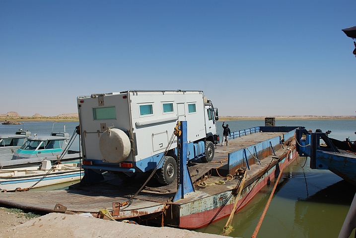Obelix fährt auf die Fähre, die ihn von Wadi Halfa (Sudan) nach Aswan (Ägypten) bringen soll