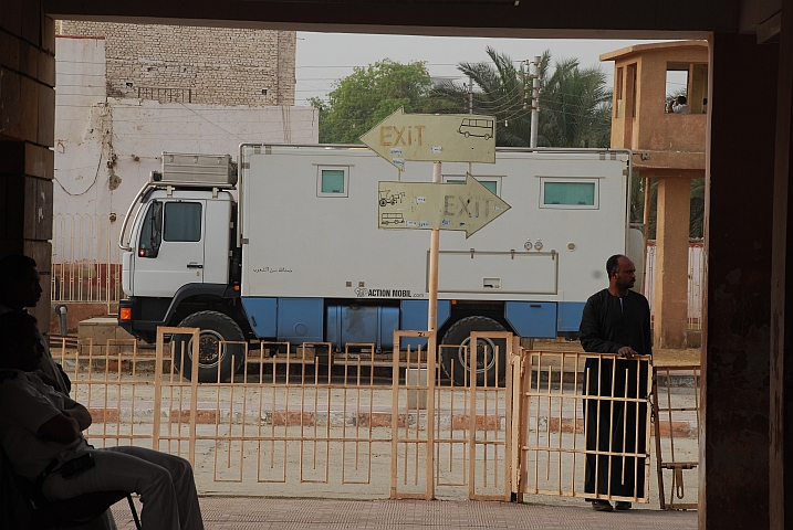 Obelix mit widersprüchlichen Wegweisern (Edfu, Ägypten)