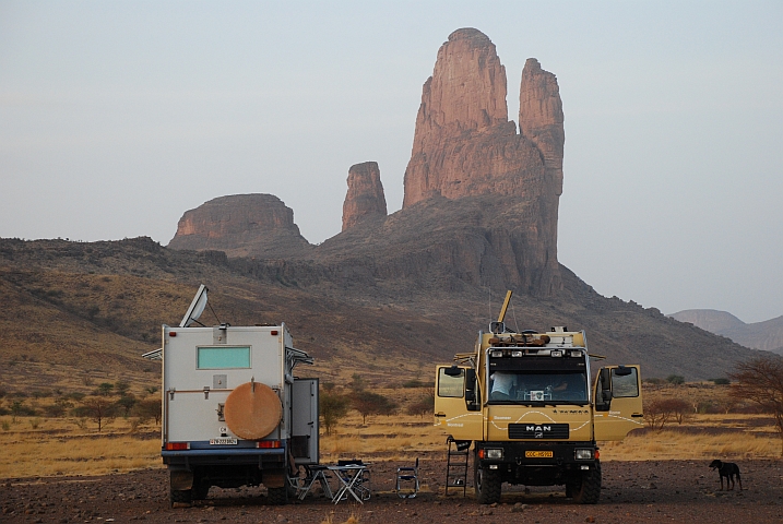 Obelix trifft anderen Action Mobil MAN: Endlich mal vernünftige Gesellschaft um sich zu unterhalten (Hombori, Mali)