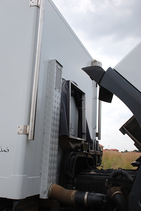 Blick unter’s gekippte Fahrerhaus (Vanderbijlpark, Südafrika)