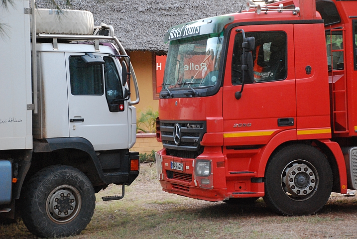 Obelix Nase an Nase mit einem Rotel Tours Bus (Dar es Salaam, Tansania)