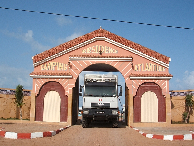 Obelix kommt problemlos durch das Ausfahrtstor des Atlantique Campings Tan-Tan Plage (Marokko):