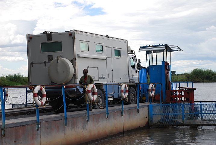 Obelix auf der Mohembo-Fähre über den Okavango (Botswana)