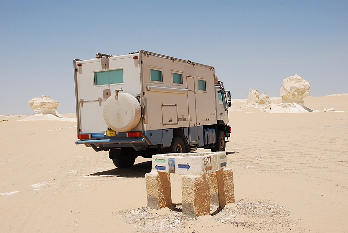 Auch in der Weissen Wüste versuchen sie Obelix mit den Wegweisern zu verwirren... (Ägypten)
