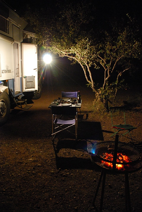 Obelix abends im petrollampenerleuchteten Camp in Balule (Krüger N.P., Südafrika)