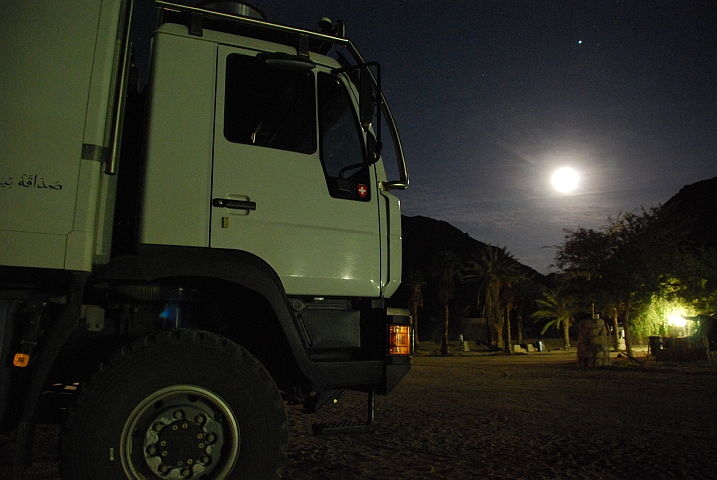Obelix bei Vollmond in Ai-Ais, Namibia