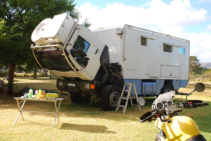 Obelix mit gekipptem Fahrerhaus und Asterix (Noordhoek, Südafrika)