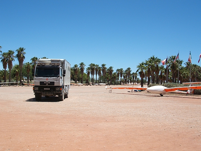 Obelix mit Segelflugzeugen (Bitterwasser, Namibia)