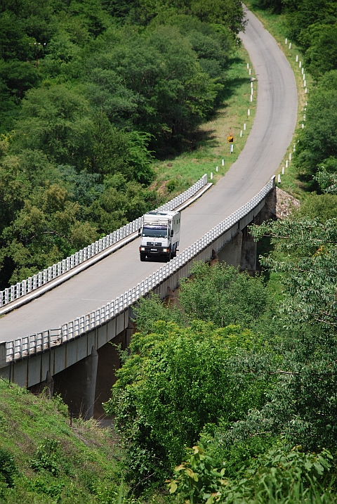 Obelix überquert den Gwaai Fluss bei Kamativi, Simbabwe