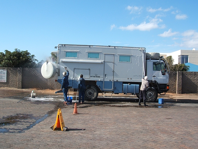 Obelix wird durch drei Männer tüchtig geschruppt und abgespritzt