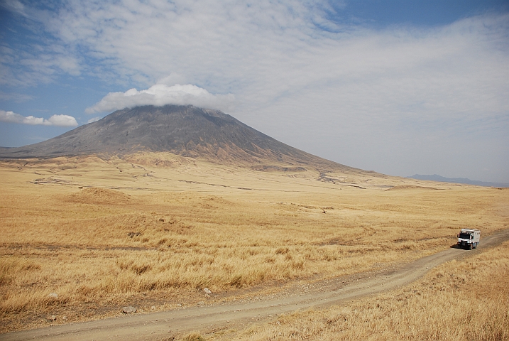 Obelix unterwegs vor dem Ol Doinyo Lengai (Tansania)