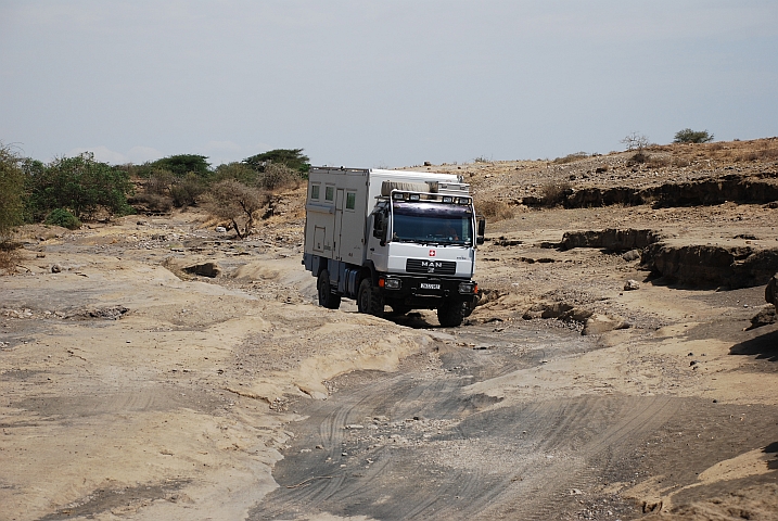Obelix in einem Bachbett bei Engaruka (Tansania)