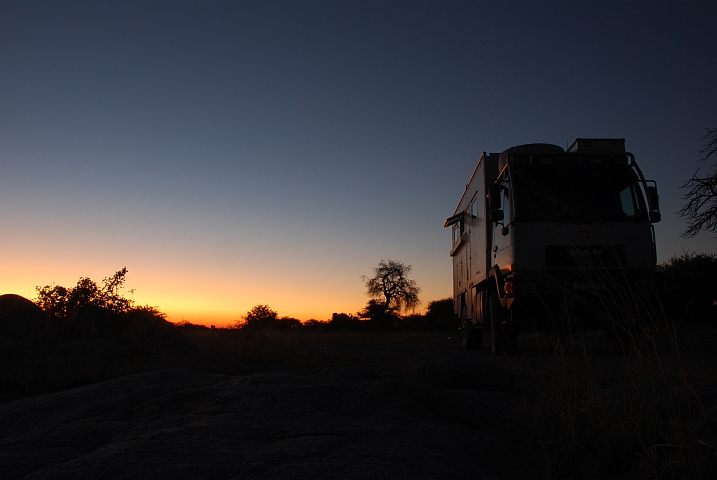 Obelix im letzen Tageslicht auf Kubu Island (Botswana)