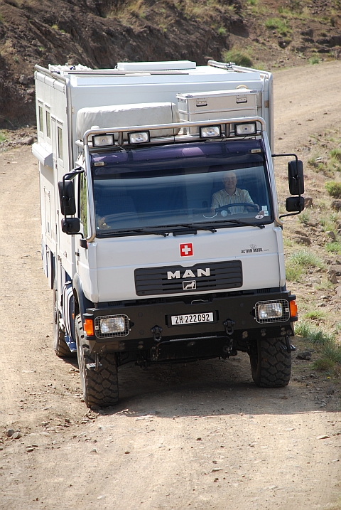 Das scheint Isabella ja ganz schön Spass zu machen, Obelix auf den Gates of Paradise Pass zu führen (Lesotho)
